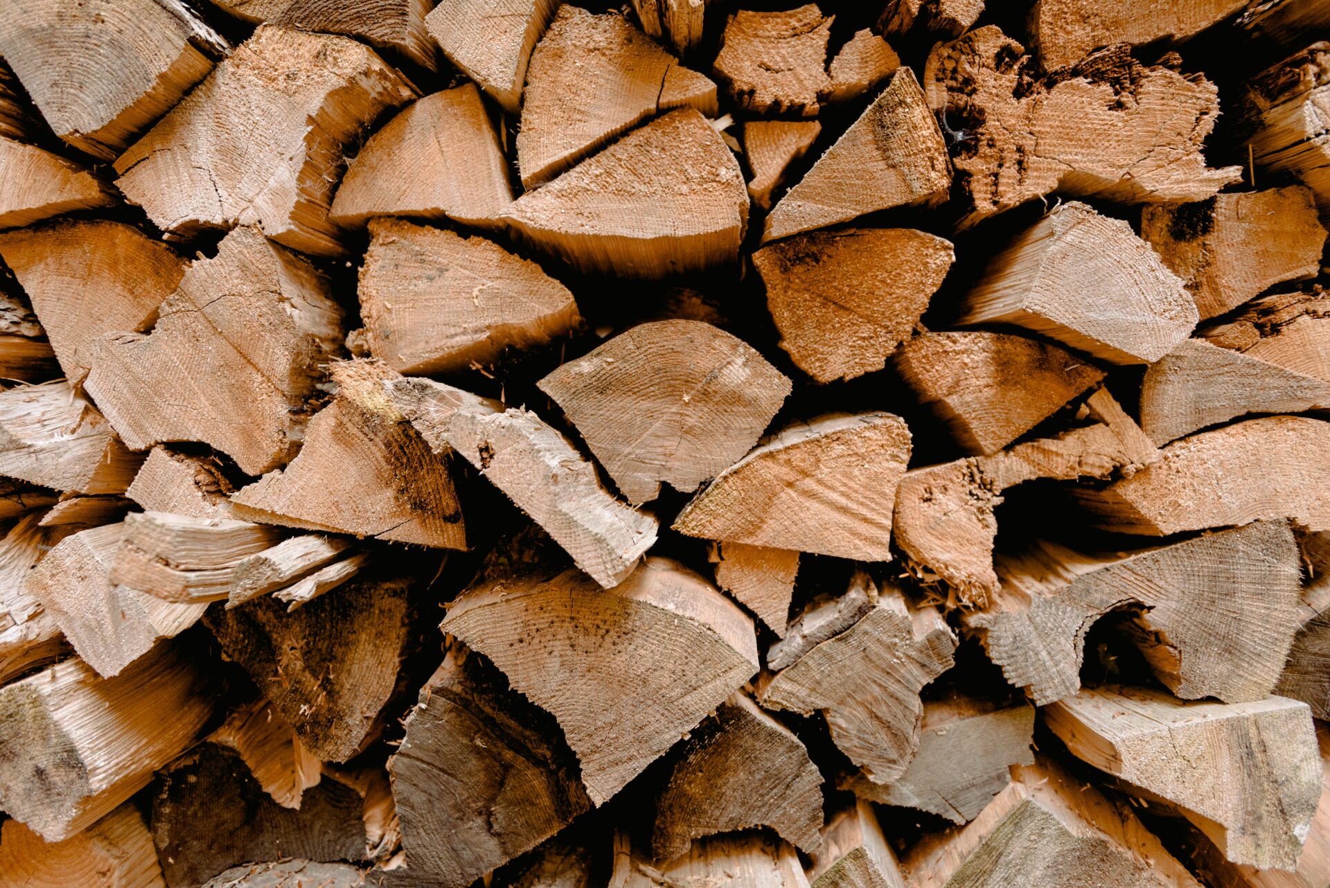 Het juiste hout voor de kachel: Do’s en Don’ts