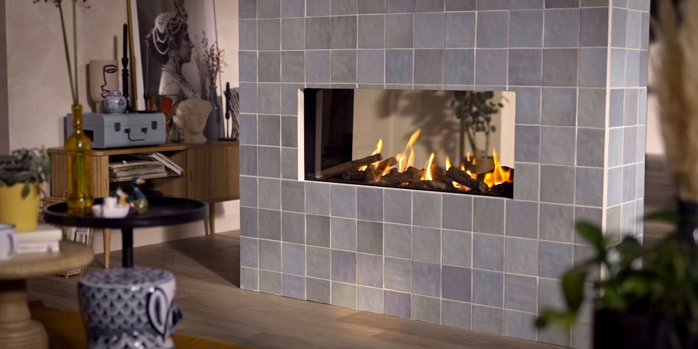 Een doorkijk gashaard met stijlvolle tegellook