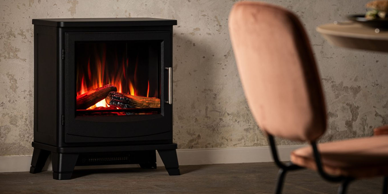 Sfeervolle kleine elektrische haard in de eetkamer